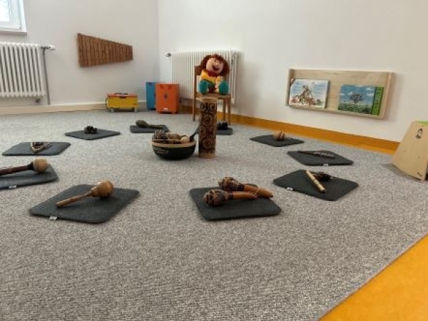 im Raum 'Ton und Tutu' warten viele Musikinstrumente, Verkleidungen und das Puppentheater auf Euch