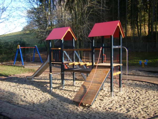 Besonders stolz sind wir auf unseren Spielplatz