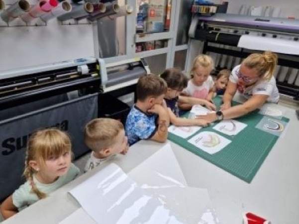 Neugierige Blicke über die Tische