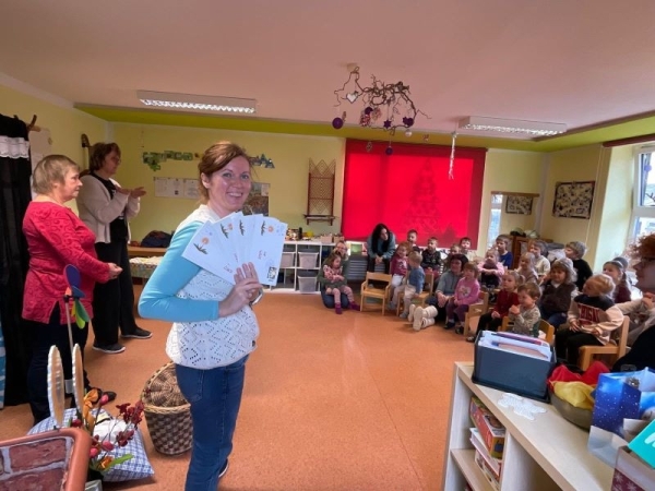 Erzieherin Sandra strahlt. Sie durfte die Briefe des Weihnachtsmannes an die Kinder verteilen.