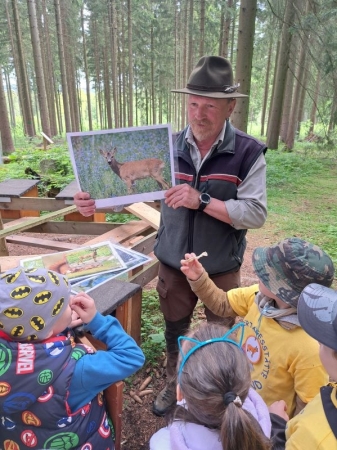 Waldpädagoge Herr Köhler erklärt uns eine Menge über die Tiere des Waldes