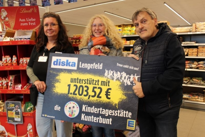 Auch Ralf Unglaube, Chef des Kinderwelt Erzgebirge e.V. staunte über die Höhe der Spende.