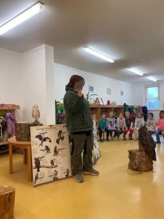 Besuch der Erzkäuze in der Kita