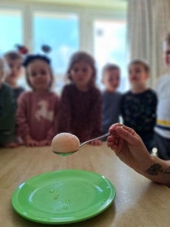 aus rohem Ei wird Flummi-Ei