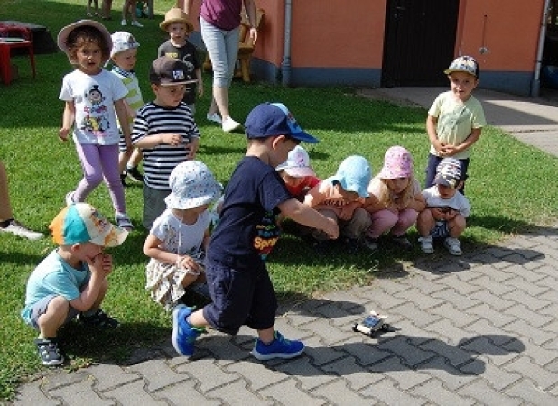 Die Schmetterlingskinder probieren ein Solarauto aus