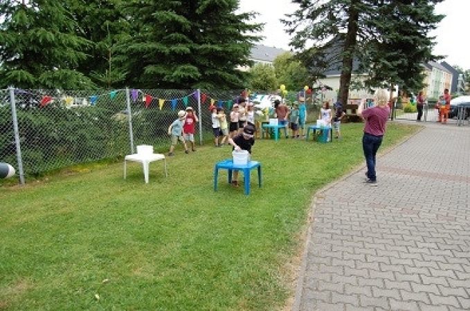 Die Kinder der Käfergruppe beim Wassertransport