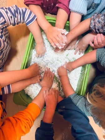 Regenbogen - Zauberschnee für Kinderhände