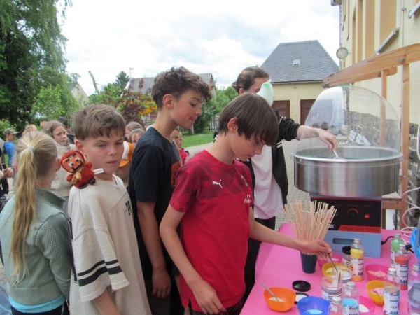 zum Kindertag lecker Zuckerwatte