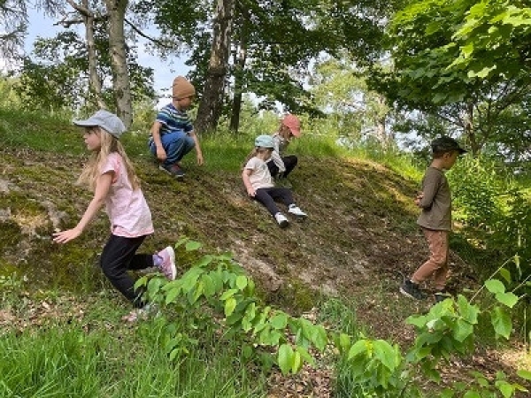 Dort angekommen, hatten die Kinder viel Zeit zum Klettern, Spielen und Toben.