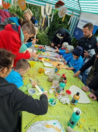 Beim Schwerter und Schild bemalen herrschte reges Treiben