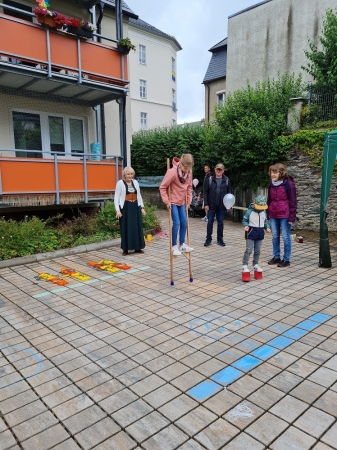 Wenige trauten sich auf Stelzen zu laufen